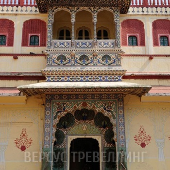 Индия. Джайпур. Чандра-Махал (Городской дворец). Павлиньи ворота. Октябрь 2012